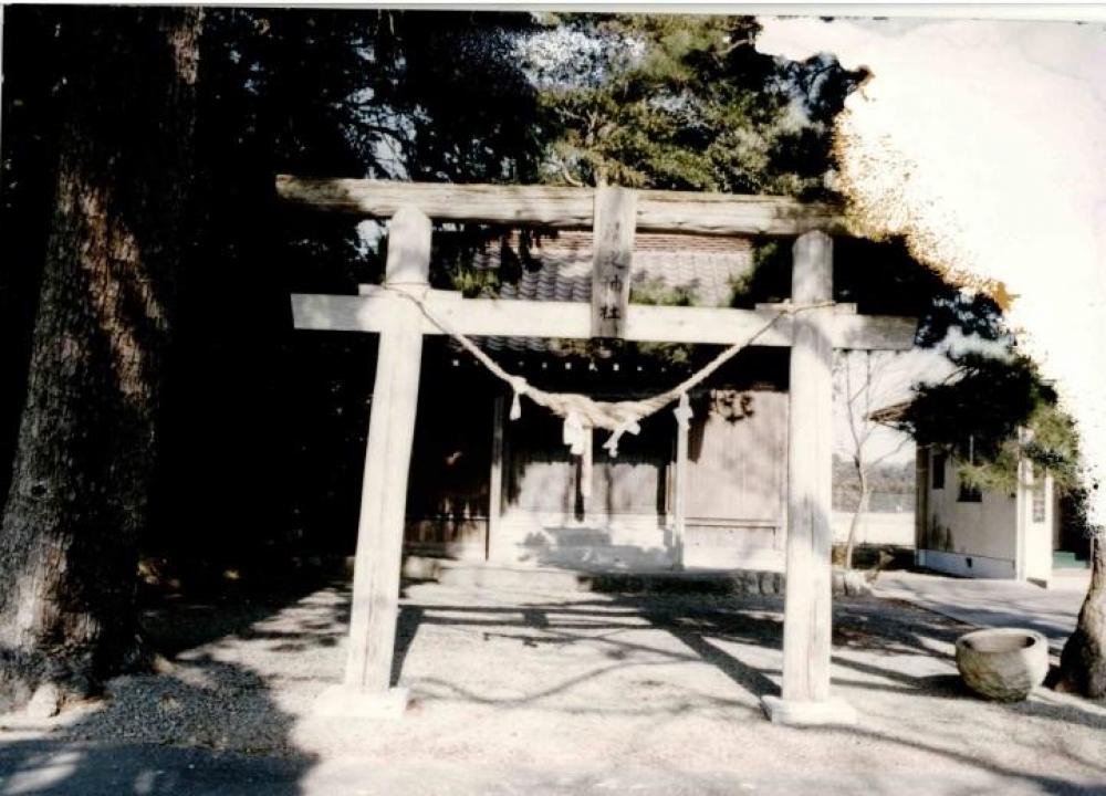 清之神社も津波で被災、社殿は解体され現在は写真の木造の鳥居から石造りになった